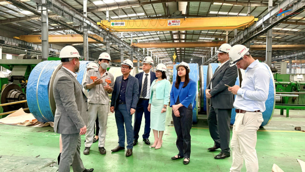 The Australian business delegation visited the factory owned by Son Ha Group