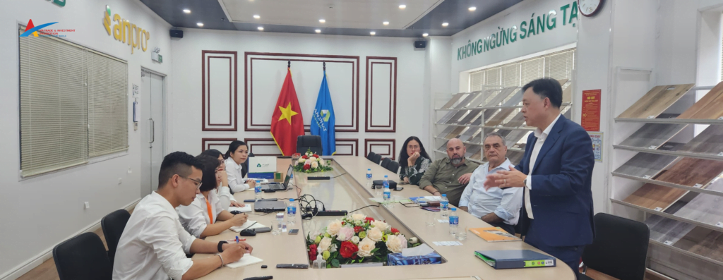 Both sides exchanged discussions at An Cuong's office