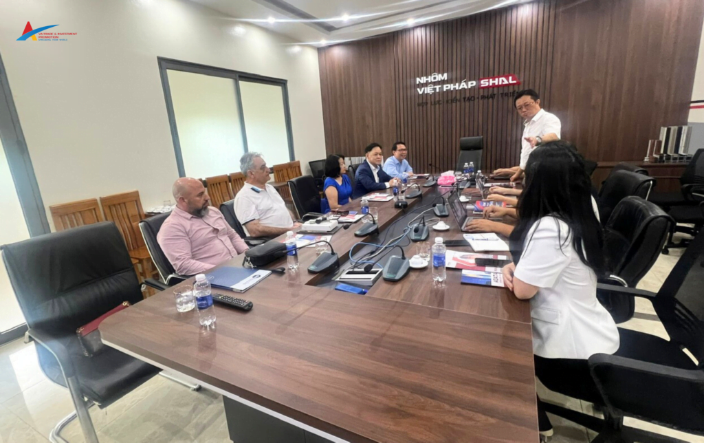 The Australian business delegation and Viet Phap Aluminium had discussions at the meeting