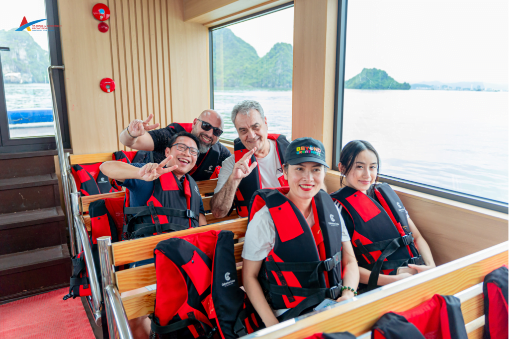 VATIP and the Australian business delegation experienced Ha Long Bay