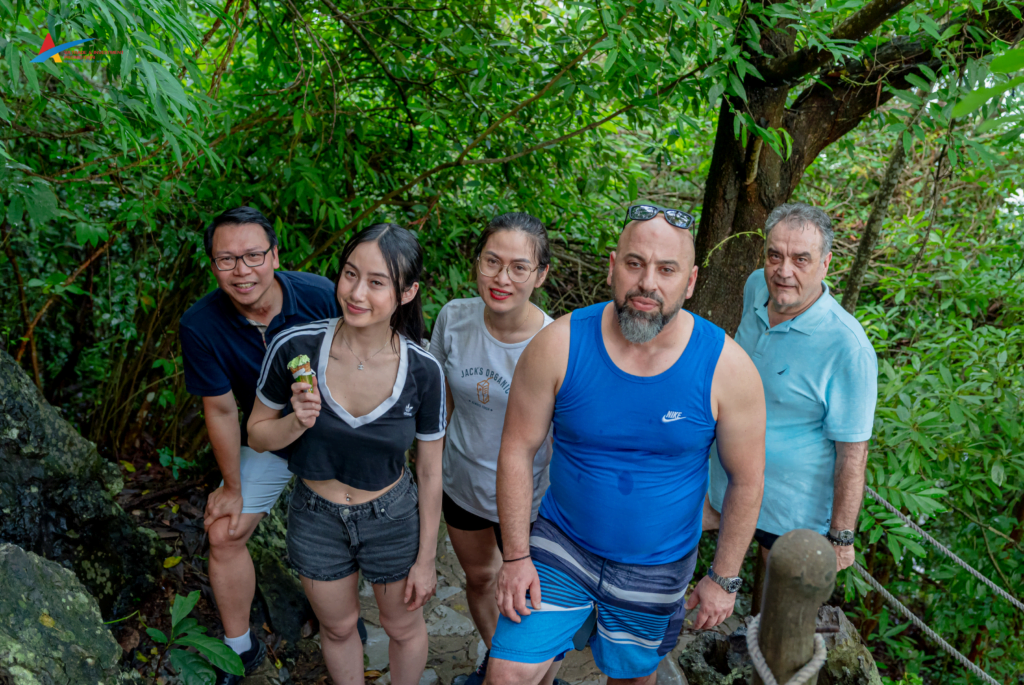 The experience of hiking in caves and islands in Ha Long Bay