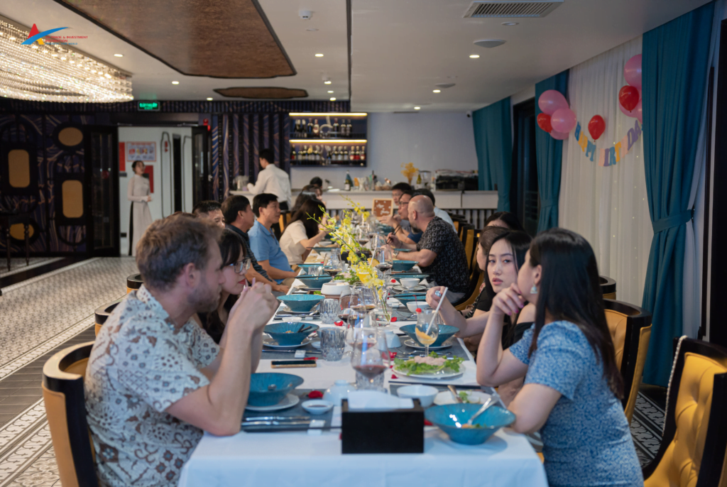 The Australian business delegation relaxed with the Happy Hour program on the Catherine Cruise ship.