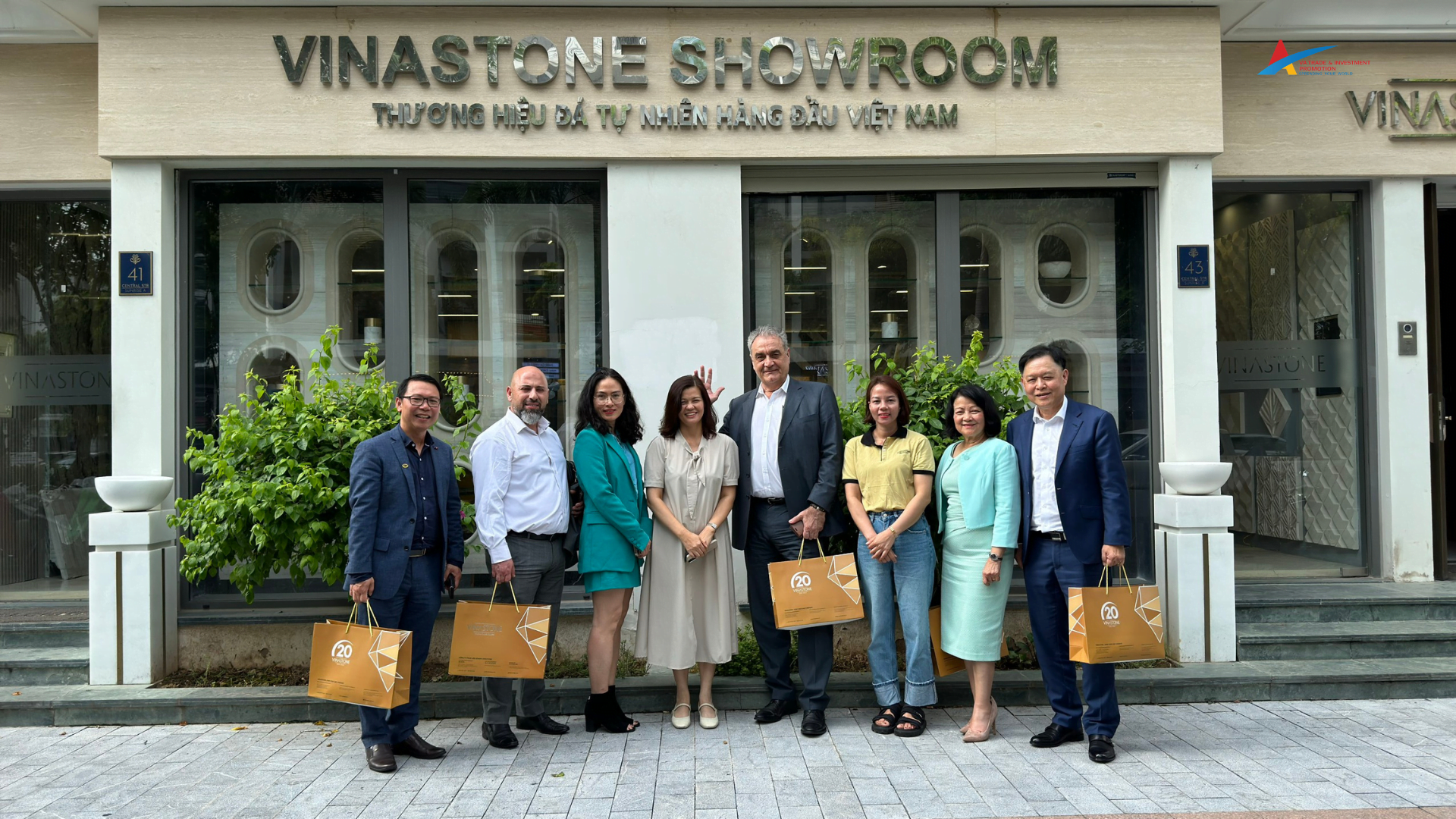 PROMOTING COLLABORATION OPPORTUNITIES: AUSTRALIAN BUSINESS DELEGATION VISITS AND WORKS WITH VINASTONE CORPORATION