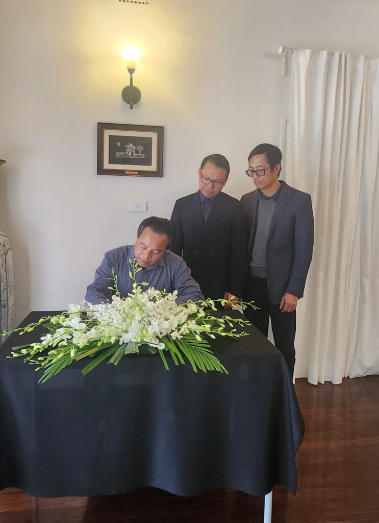 VATIP Representative, Mr. Harry Tran, bids farewell to General Secretary Nguyễn Phú Trọng