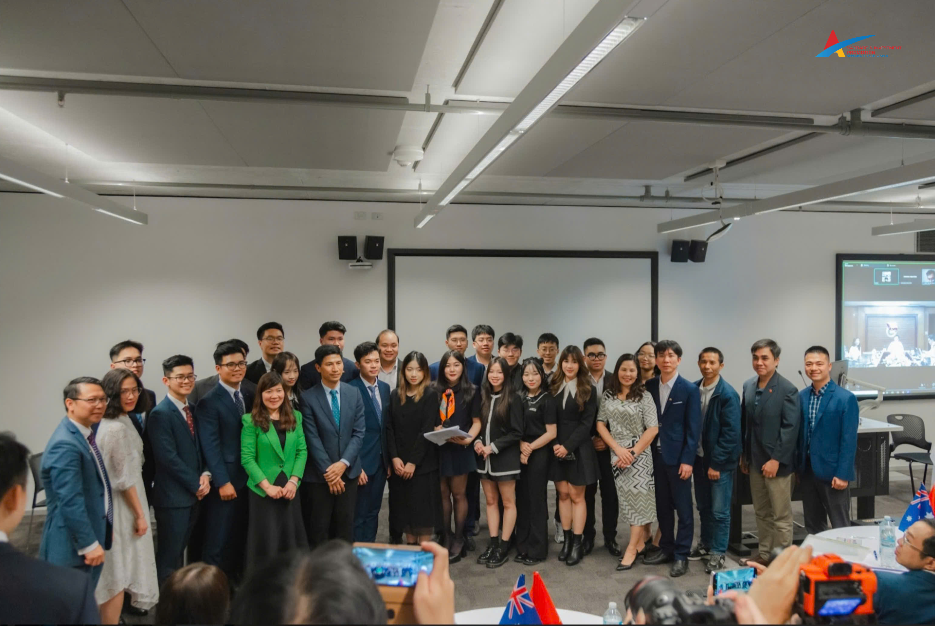 ATTENDING THE PROGRAM OF THE VIETNAMESE STUDENT ASSOCIATION IN AUSTRALIA